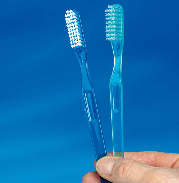 Kartáček na zuby opatřený zubní pastou, pro jednorázové použití